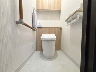 トイレリフォーム アッパーキャビネットで収納も充実したすっきりレストルーム