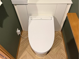 トイレリフォーム クロスで雰囲気を一新したモダンレストルーム