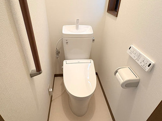 トイレリフォーム 壁リモコンと手すりで使いやすさを高めたトイレ